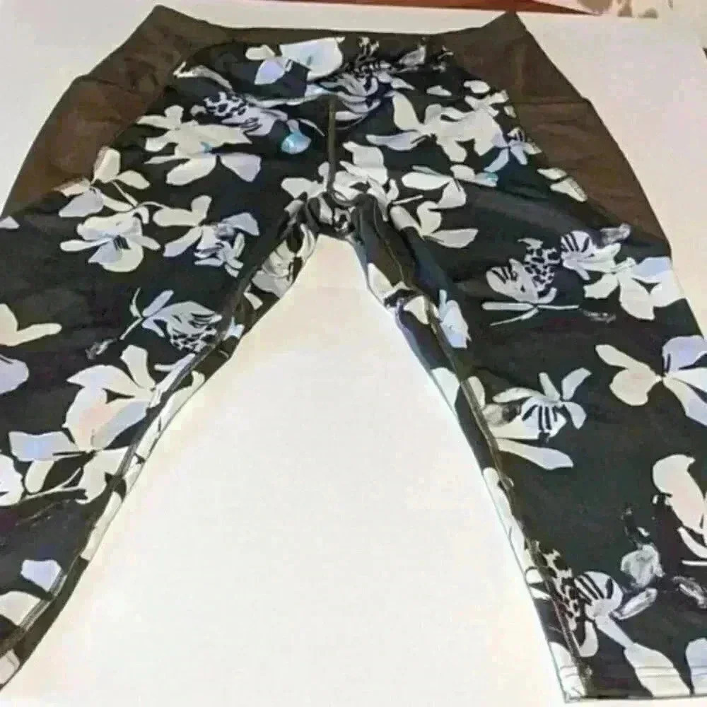 Tek-Gear Capri Leggings 1X Green Floral EUC